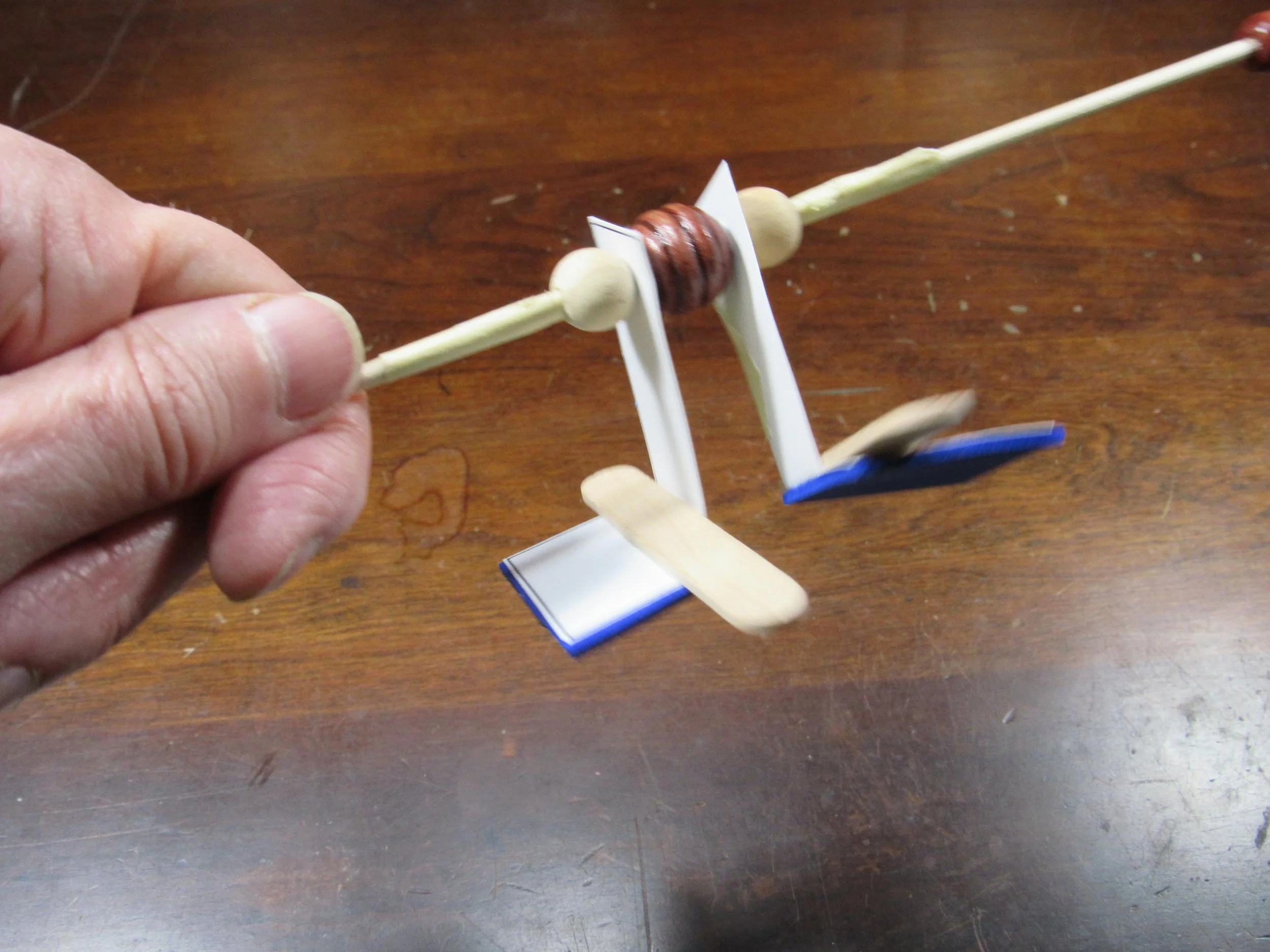 Test that the legs swing freely
