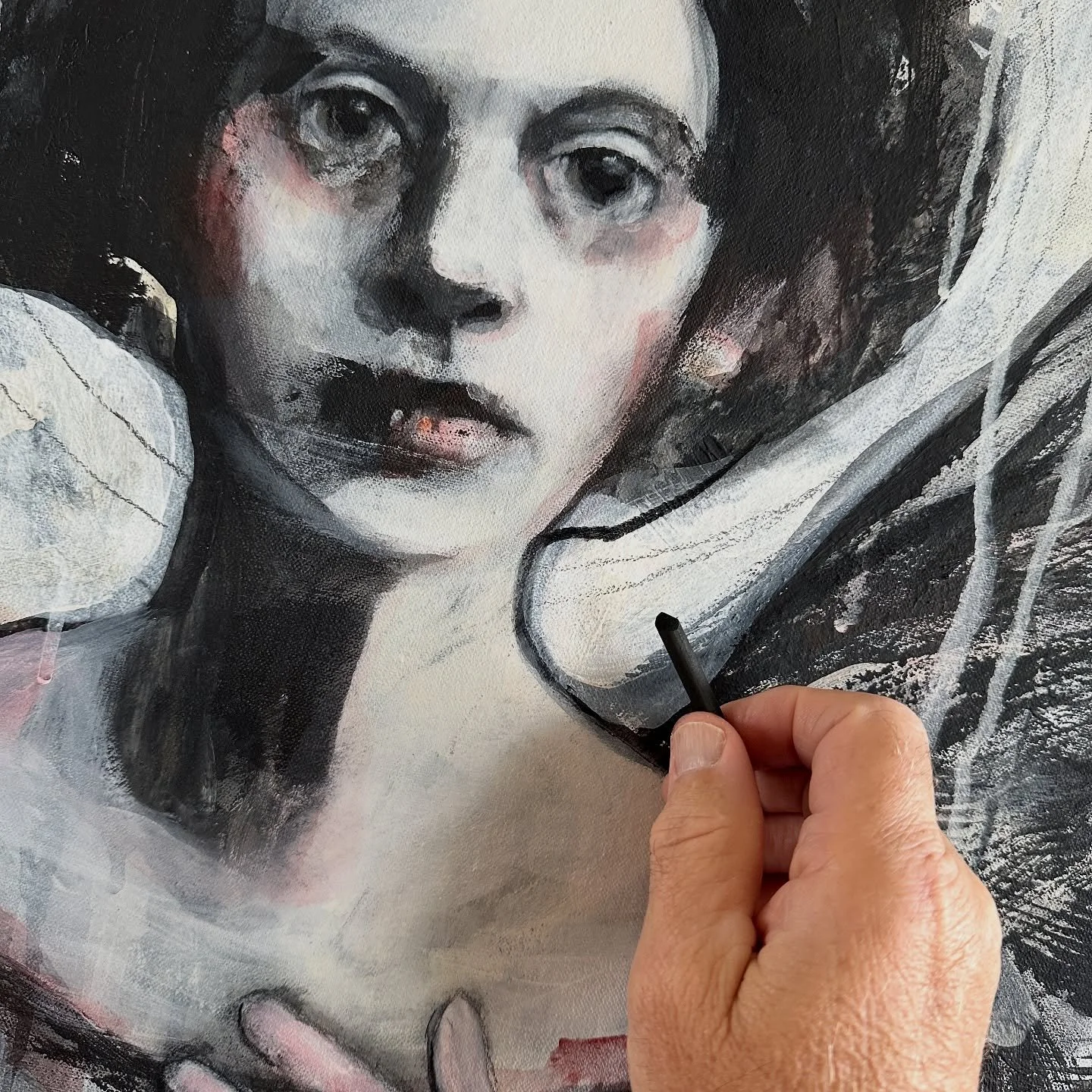 A simple stroke of charcoal and I am back in the desert reconsidering unfinished work, reconsidering everything 🖤

#painting #drawing #artistlife #artist #desertlife #artistoninstagram