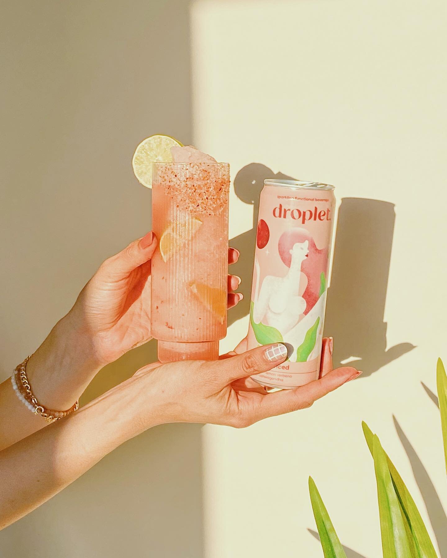 renaming this one the &ldquo;Meghan Markle-rita&rdquo; bc we all need a stress-balancing drink after that epic interview with @oprah 😅

R E C I P E
1.5 oz tequila
1 oz orange liqueur
.75 white peach purée 
6 oz Droplet - Pretty Balanced

Presenting