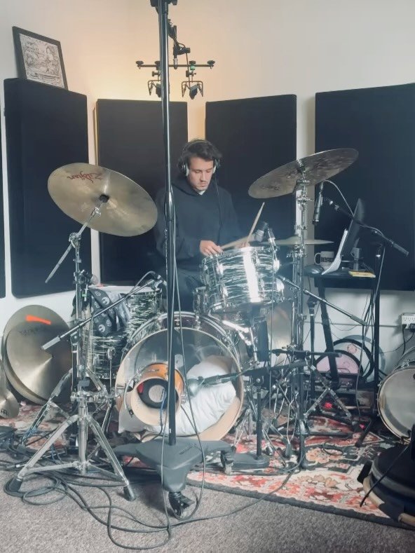 Fun tone hunting the other day in the studio. Thanks @moises.ai for having the stems available. Swipe for drums and perc only 💪🏼