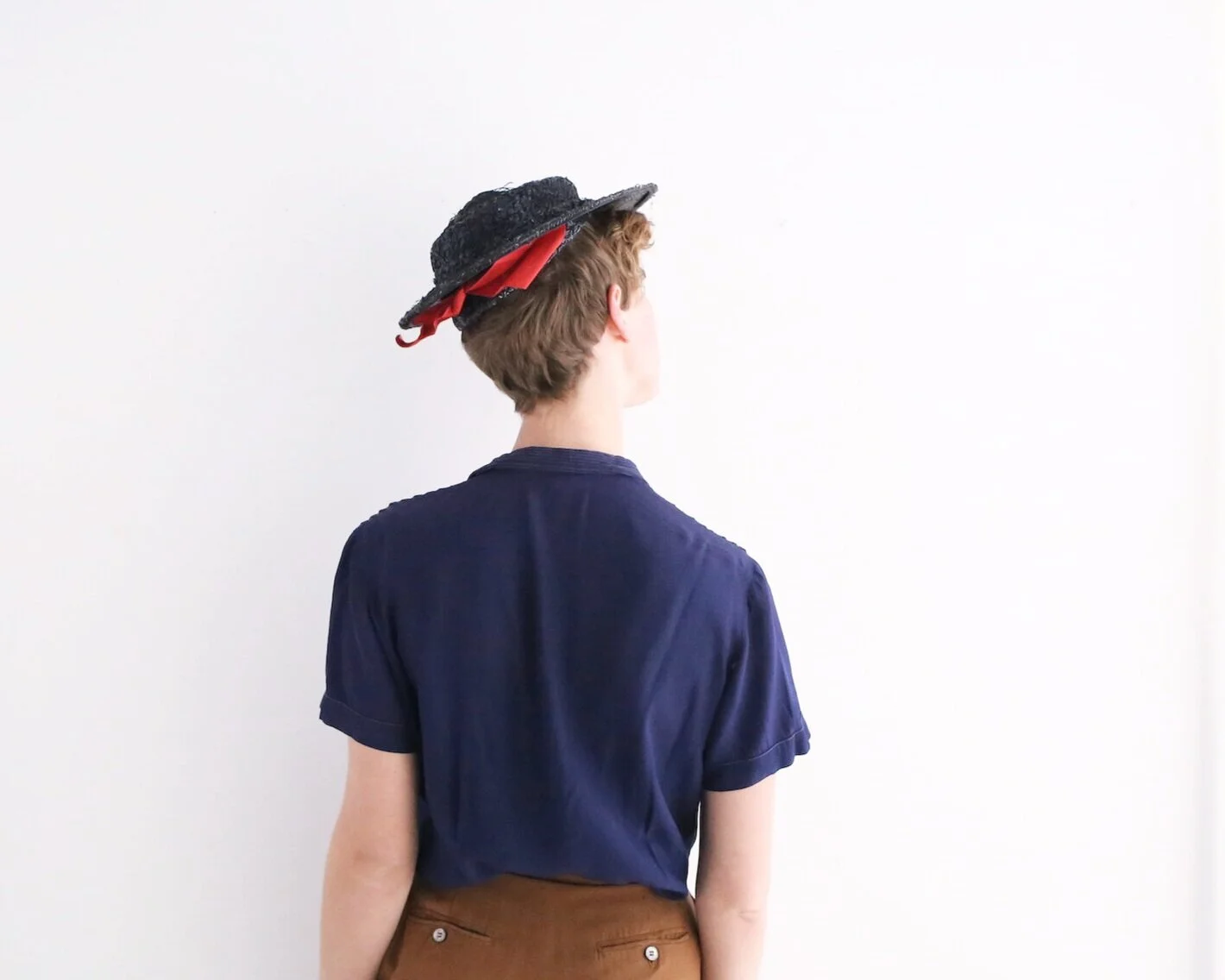 1950s 1960s woven cellophane hat in navy blue with red bow