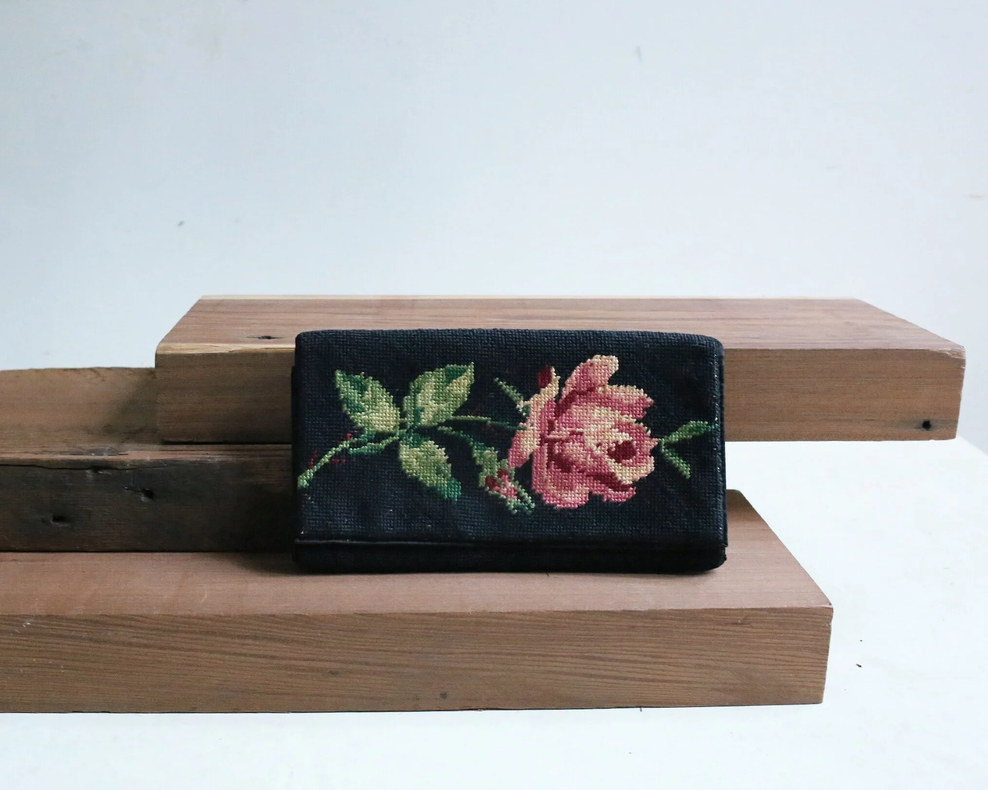 1950s hand embroidered evening bag clutch purse with rose detail
