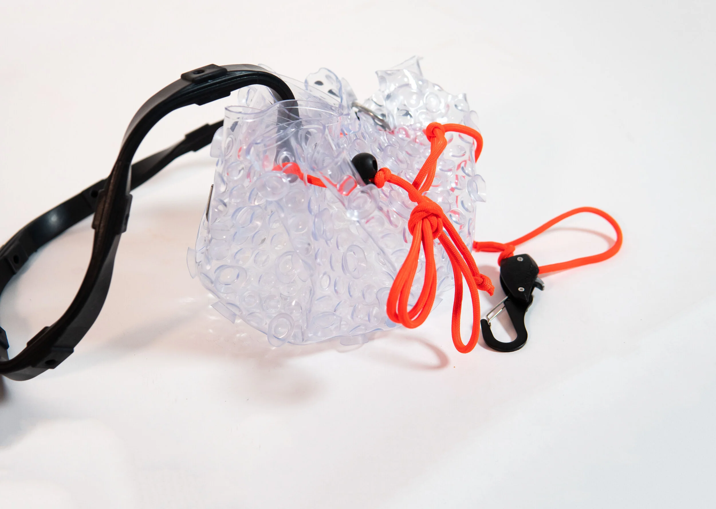 Ventosa: L 4.5”/ W 4.5”/ H 6.25”