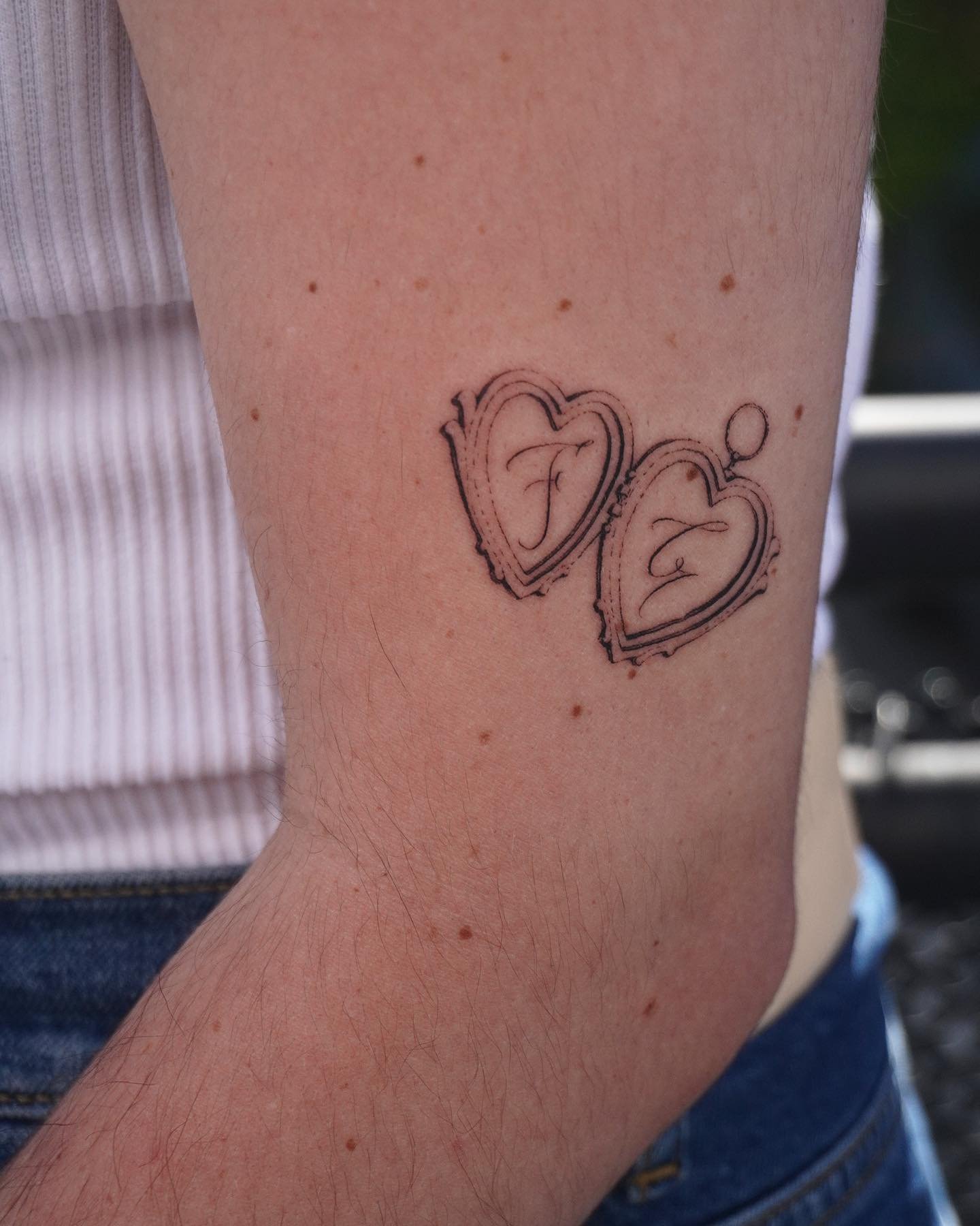 Little thin line lockets of love.

Really fun tats to do, i love how this style looks.