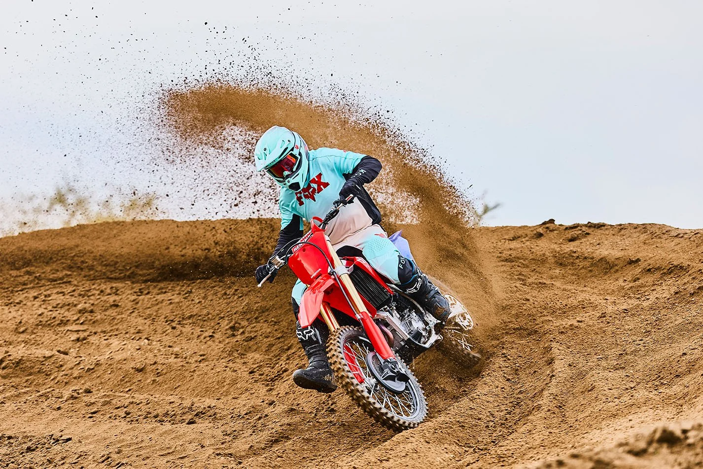 CRF250R_Action_MY27_16156_rt_medres.jpg