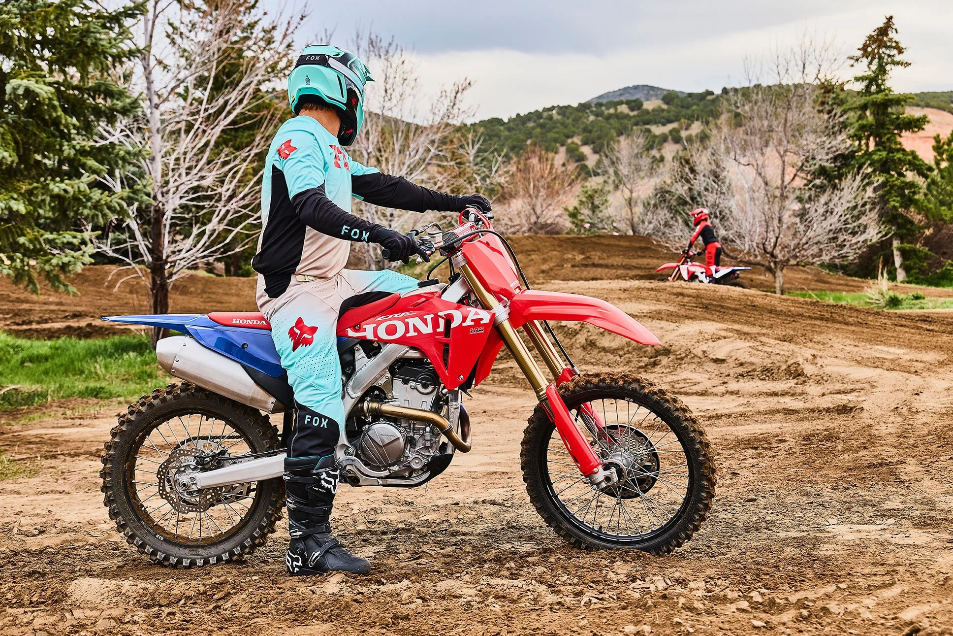CRF250R_Action_MY27_16264_rt_medres.jpg