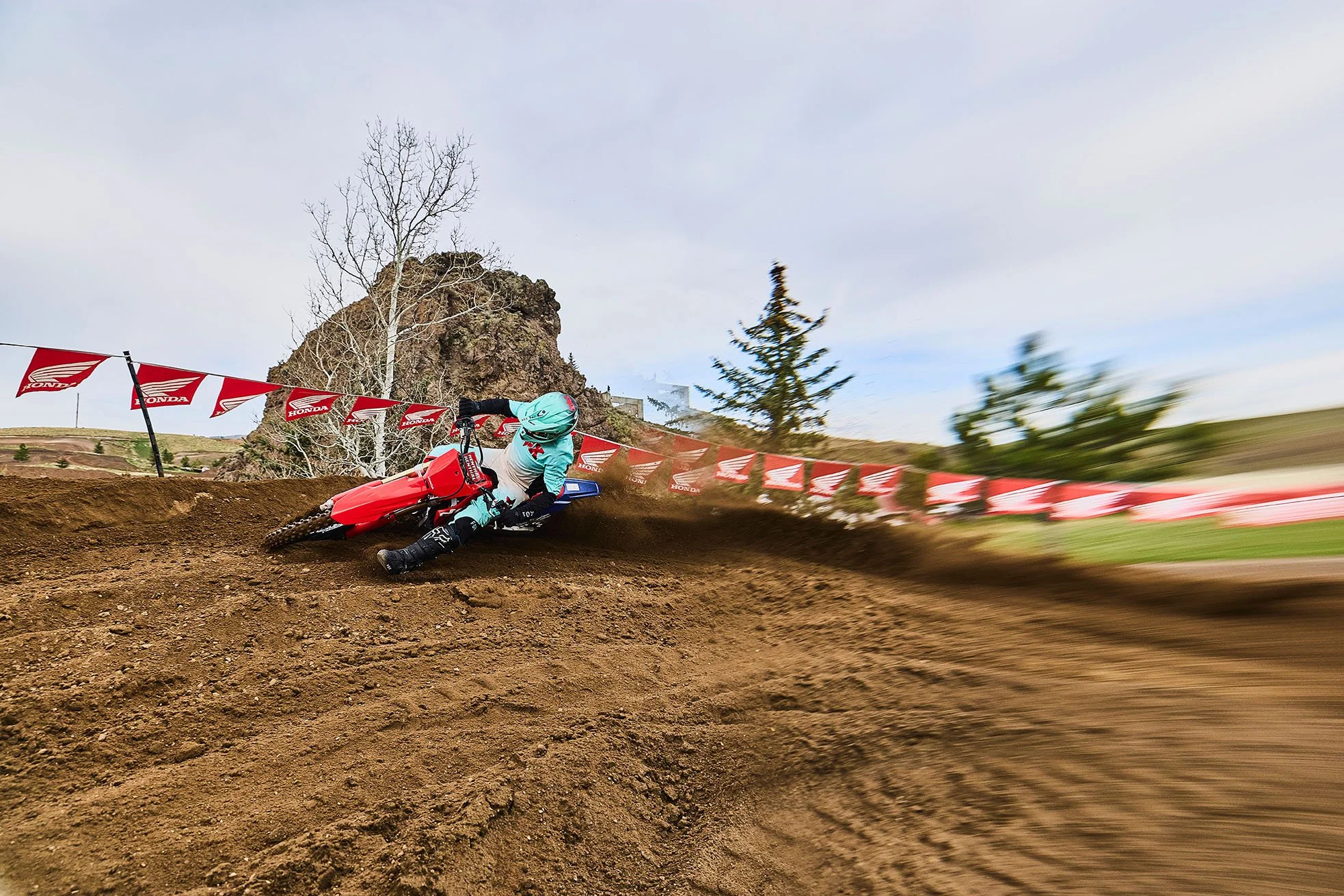 CRF250R_Action_MY27_16885_rt_medres.jpg