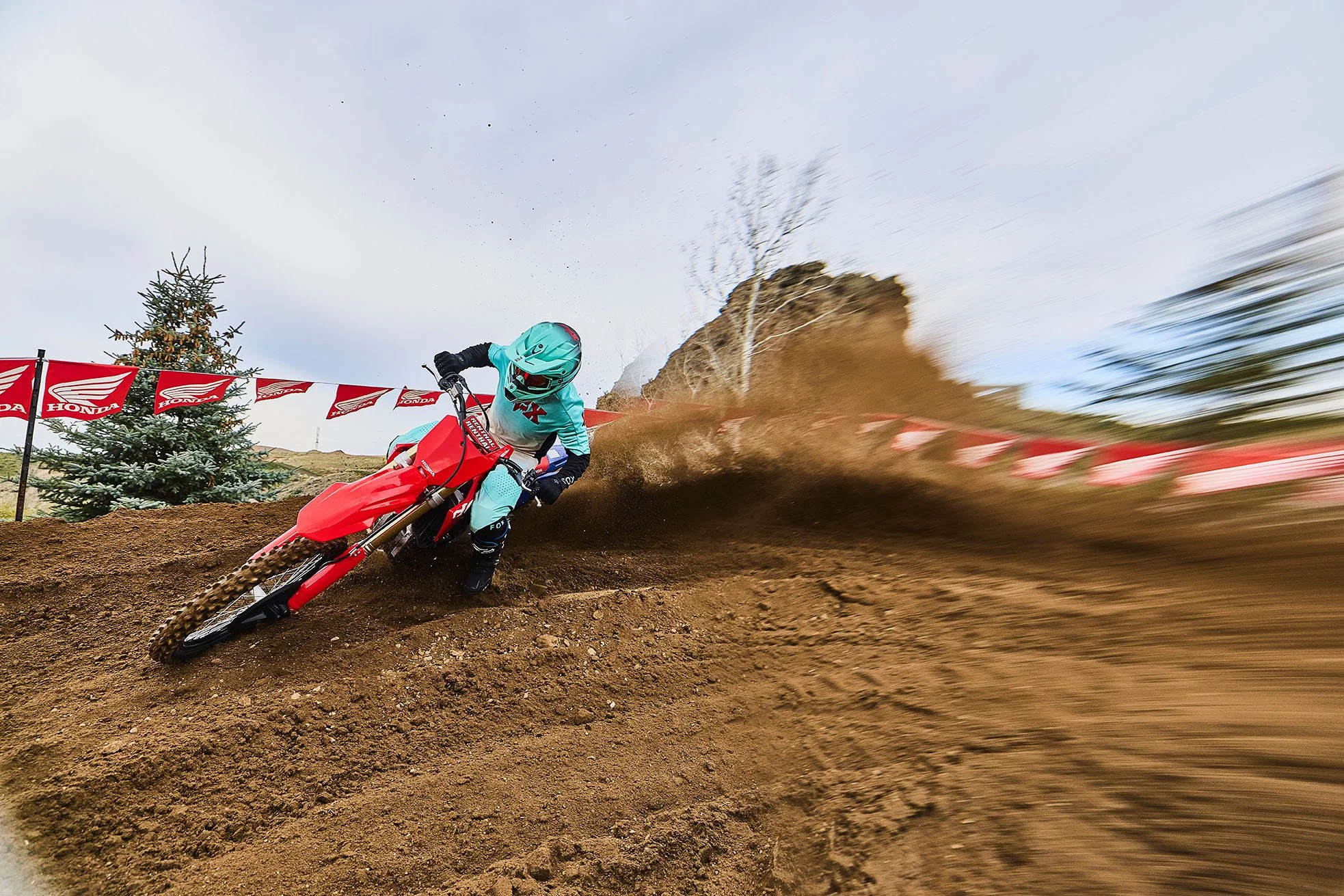 CRF250R_Action_MY27_16897_rt_medres.jpg
