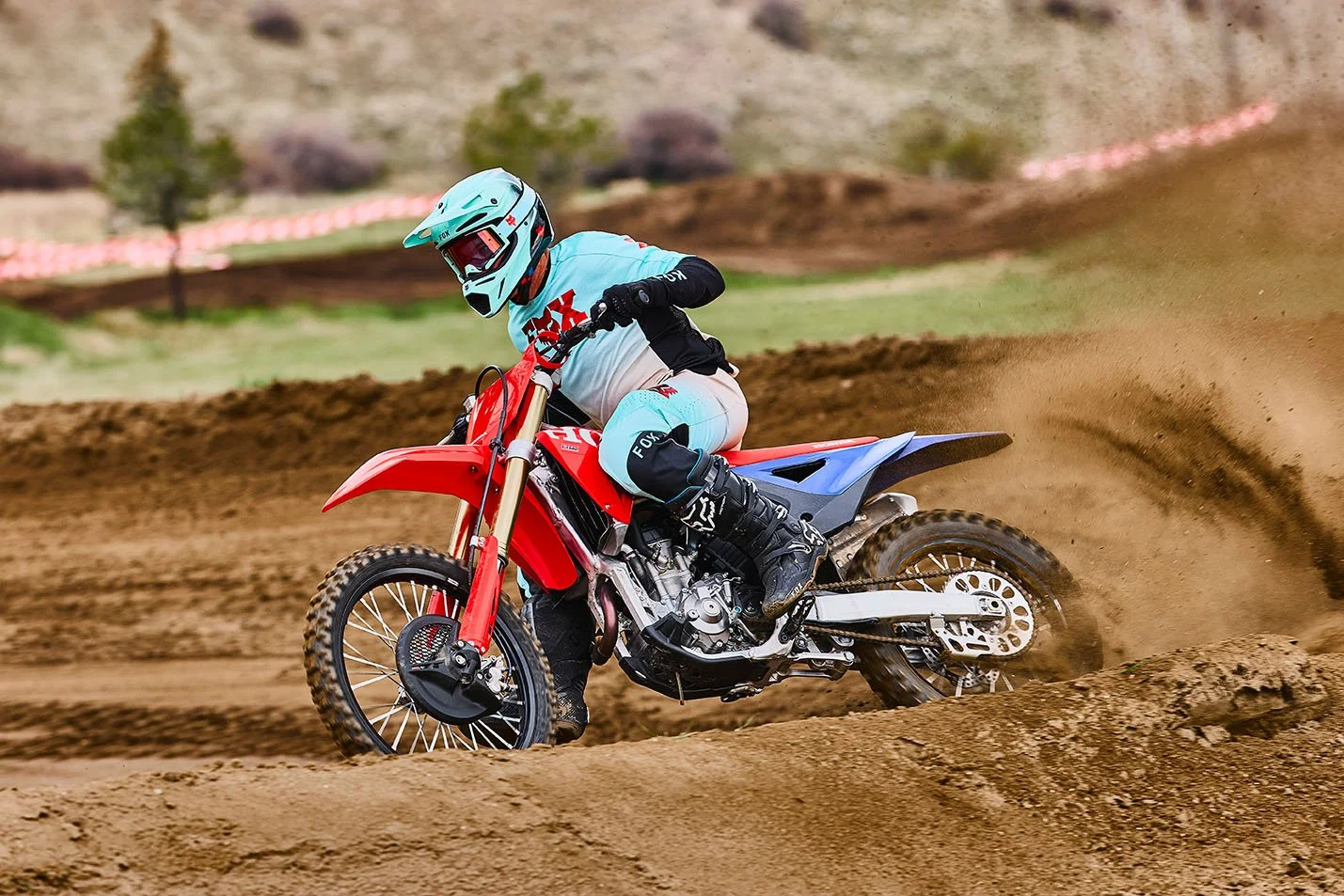 CRF250R_Action_MY27_17533_rt_medres.jpg