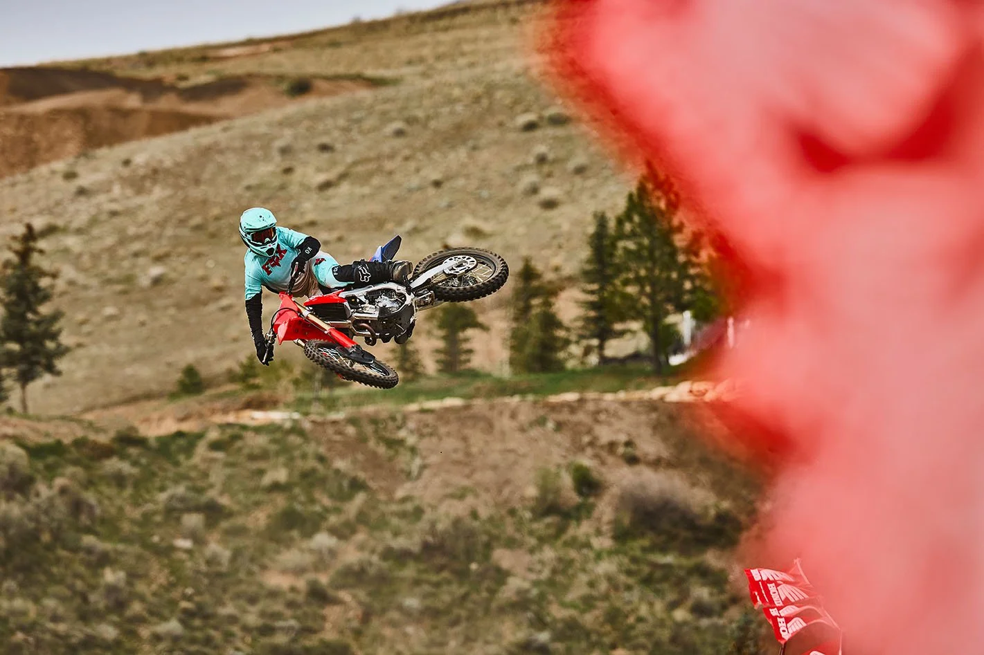 CRF250R_Action_MY27_20660_rt_medres.jpg