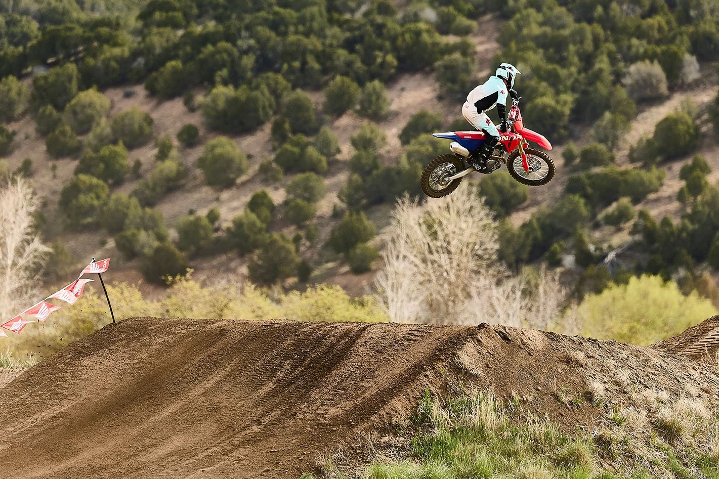 CRF250R_Action_MY27_20912 1_rt_medres.jpg