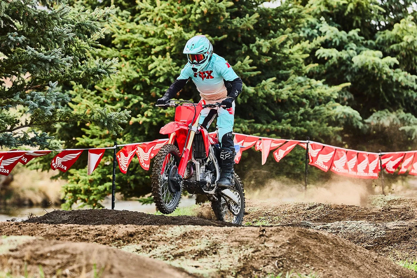 CRF250R_Action_MY27_21051_rt_medres.jpg