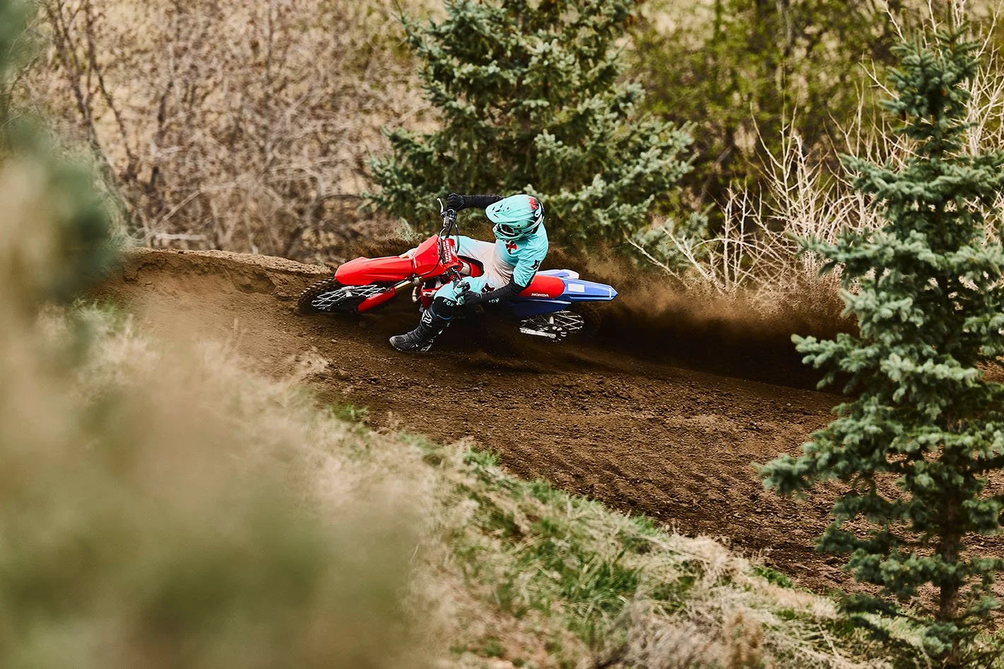 CRF250R_Action_MY27_24767_rt_medres.jpg