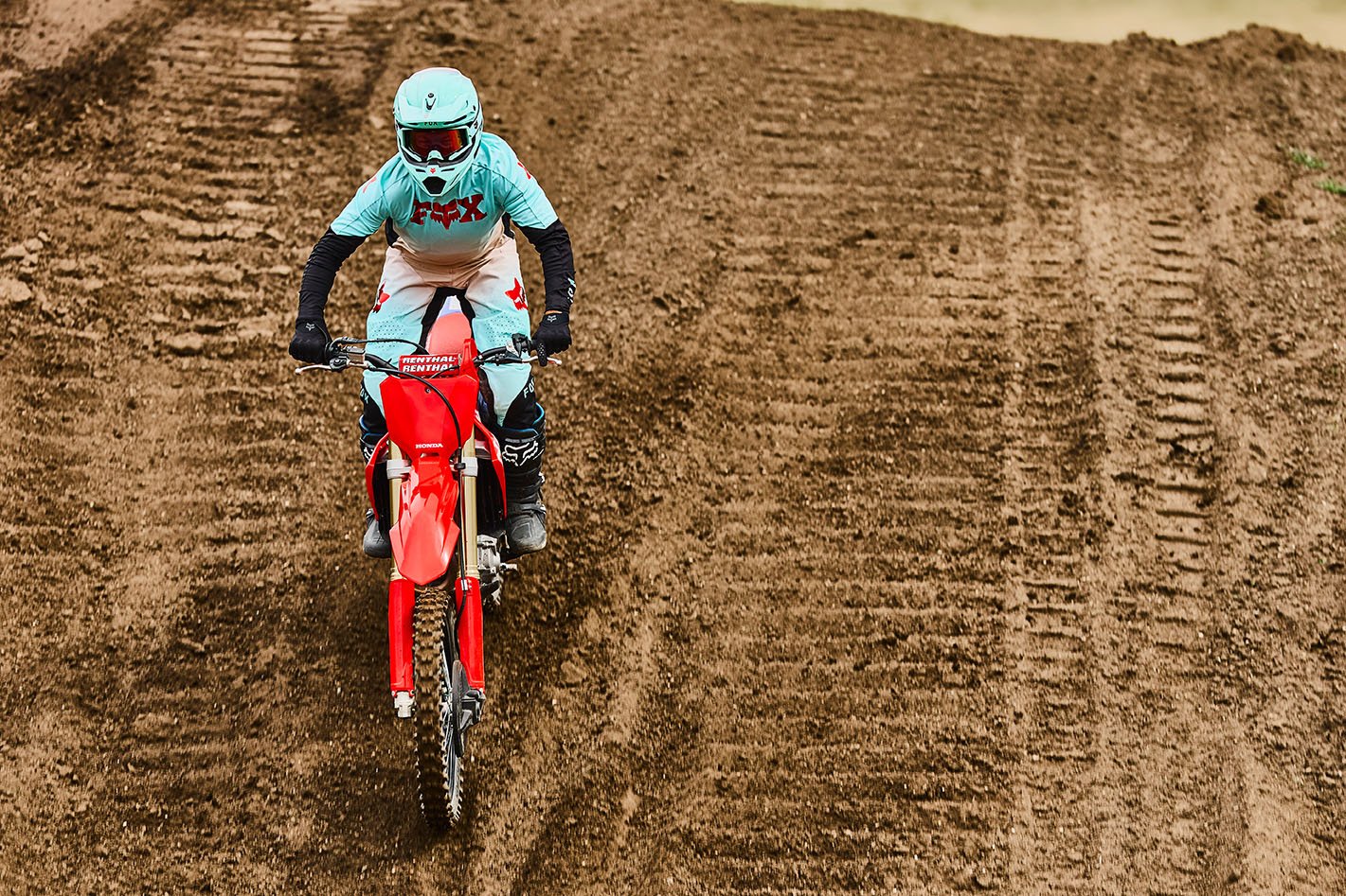 CRF250R_Action_MY27_24867_rt_medres.jpg