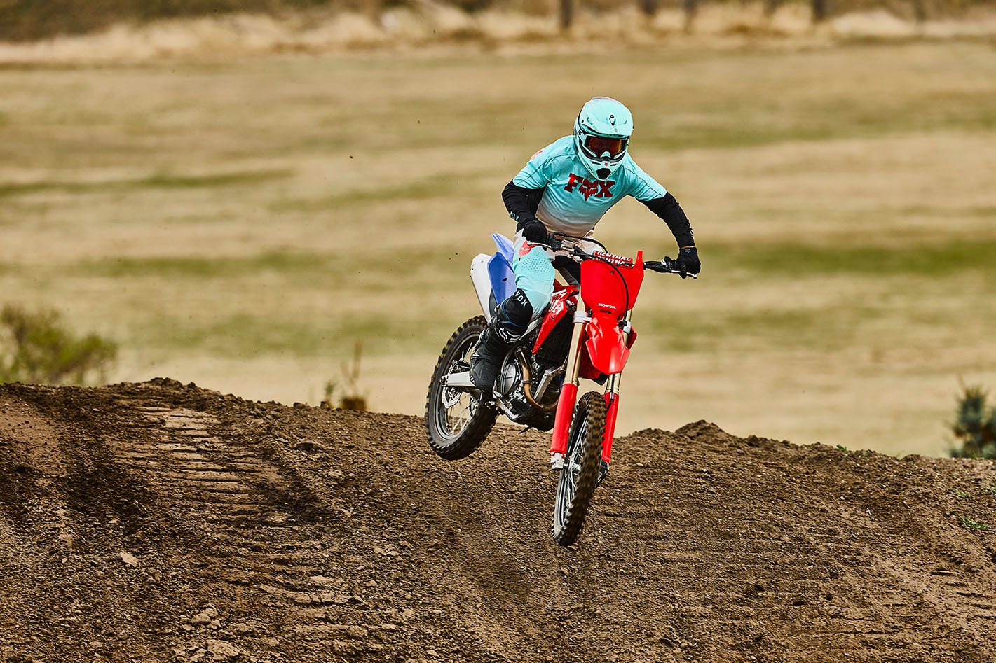 CRF250R_Action_MY27_25458_rt_medres.jpg