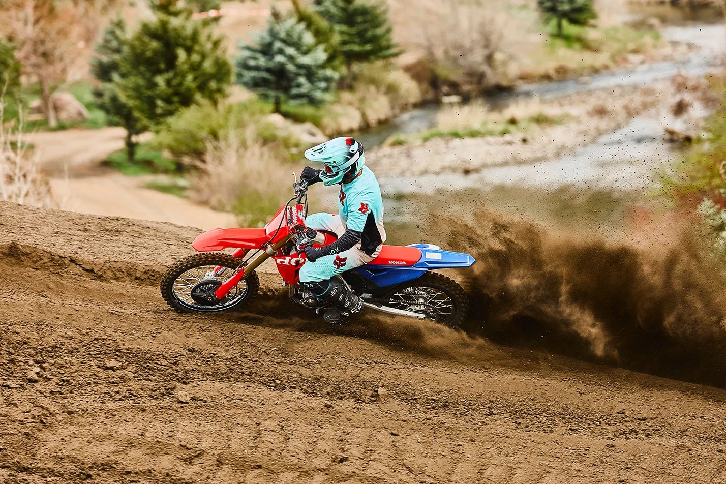 CRF250R_Action_MY27_25491_rt_medres.jpg