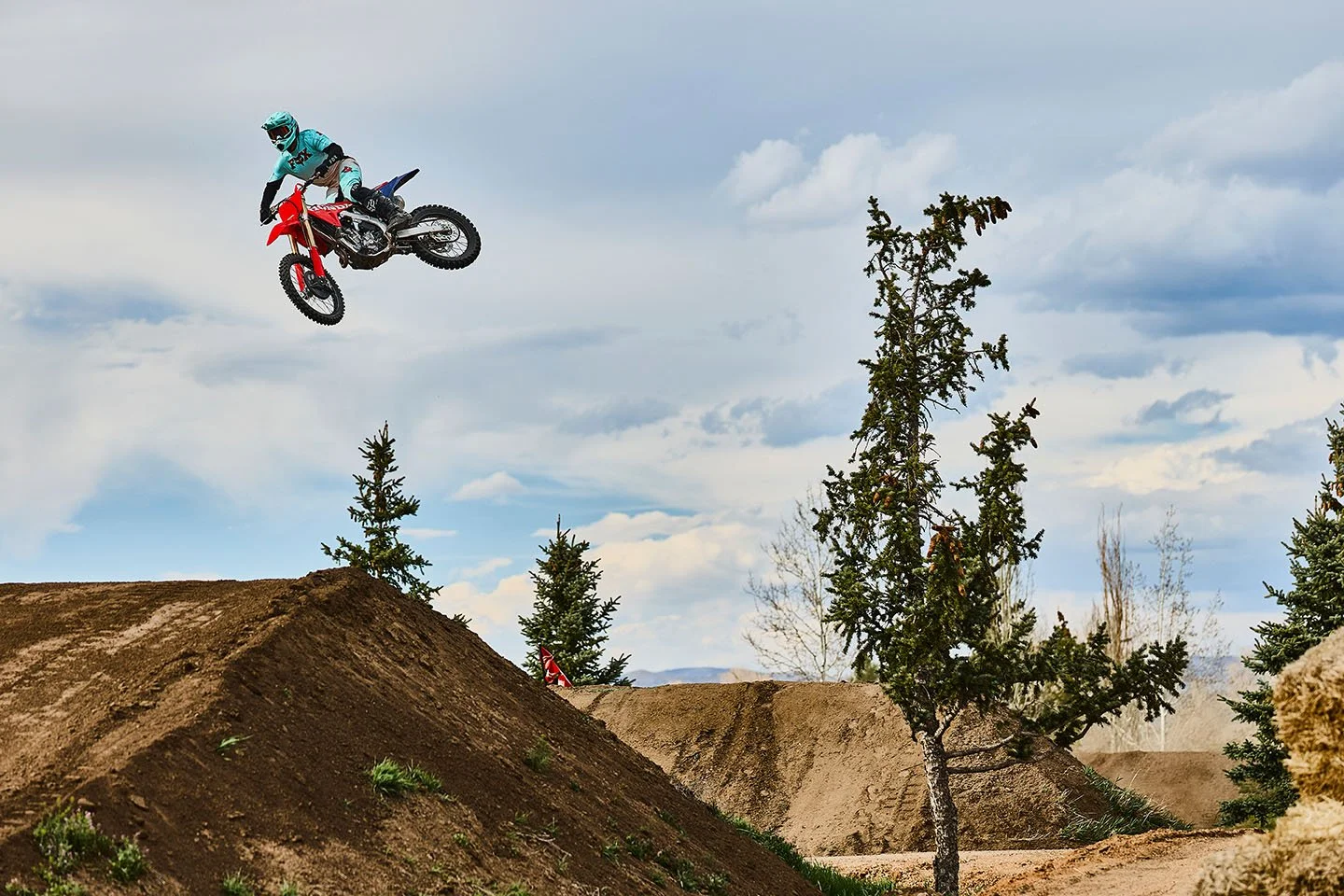 CRF250R_Action_MY27_25853_rt_medres.jpg