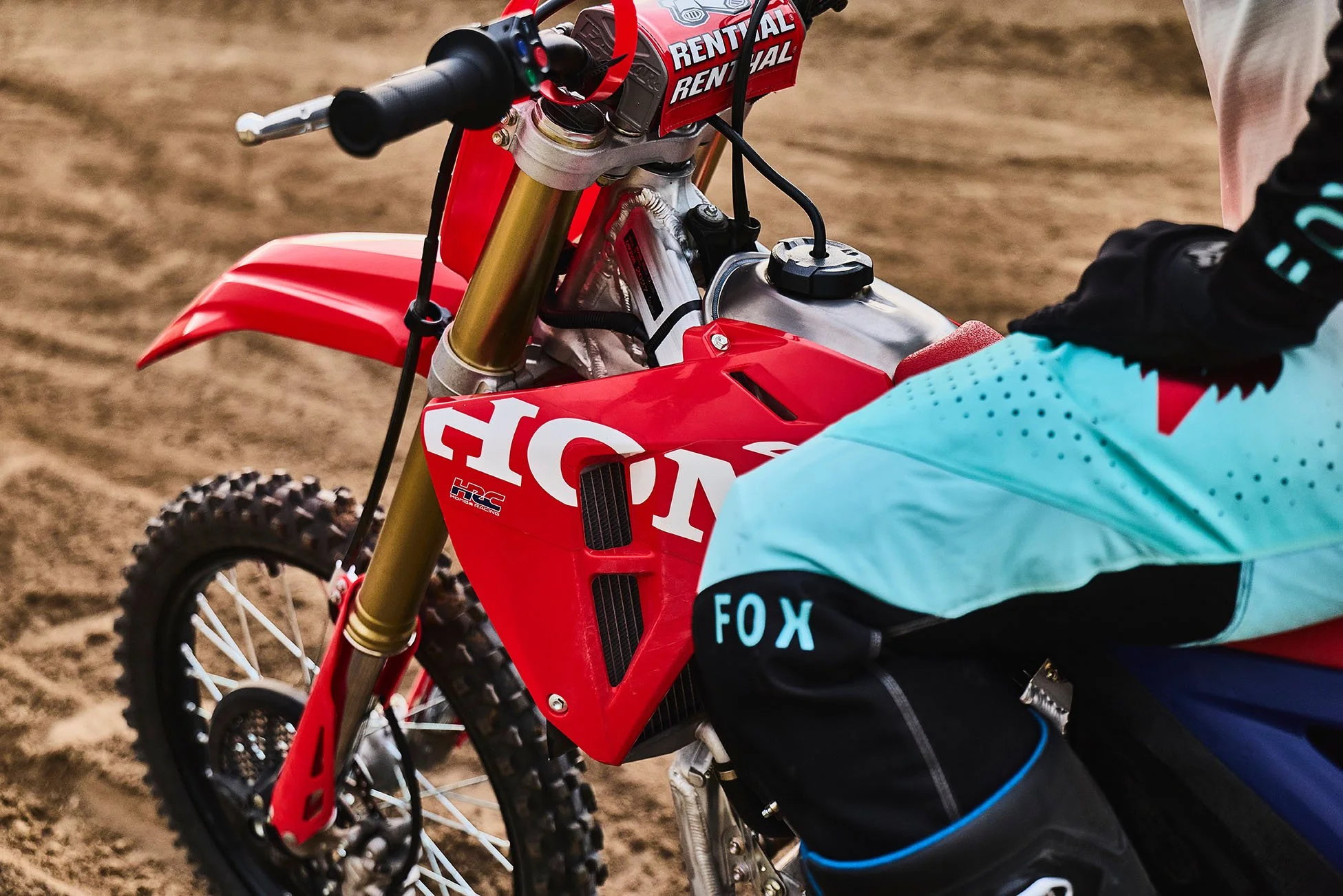 CRF250R_Action_MY27_25669_rt_medres.jpg