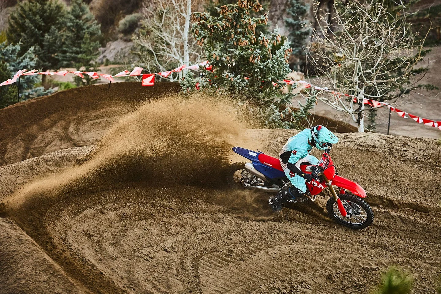 CRF250R_Action_MY27_26045_rt_medres.jpg