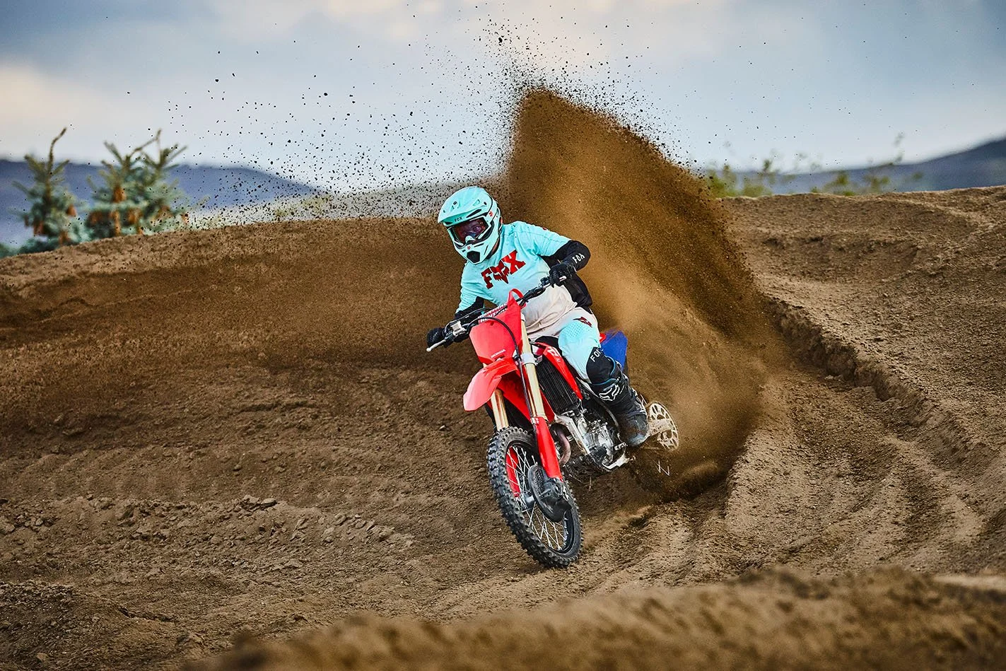 CRF250R_Action_MY27_26075_rt_medres.jpg