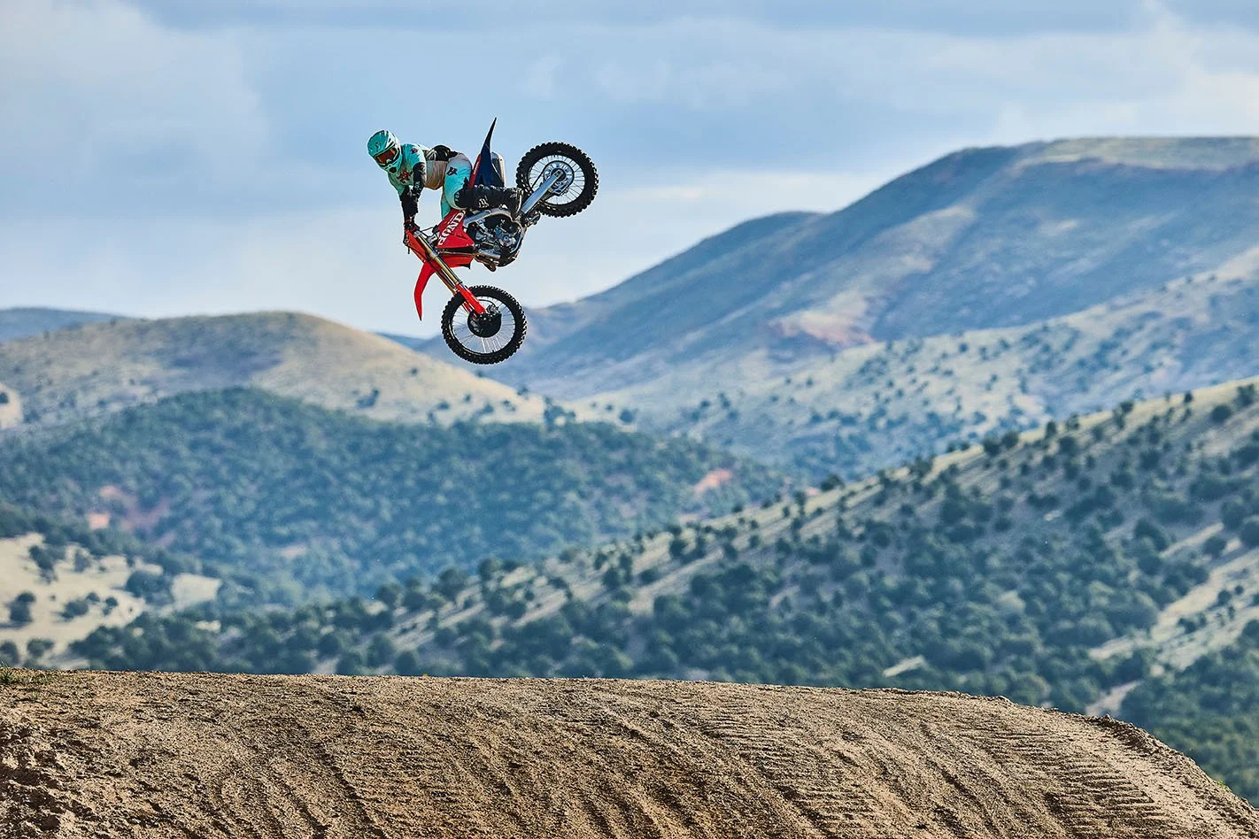 CRF250R_Action_MY27_31686_rt_medres.jpg