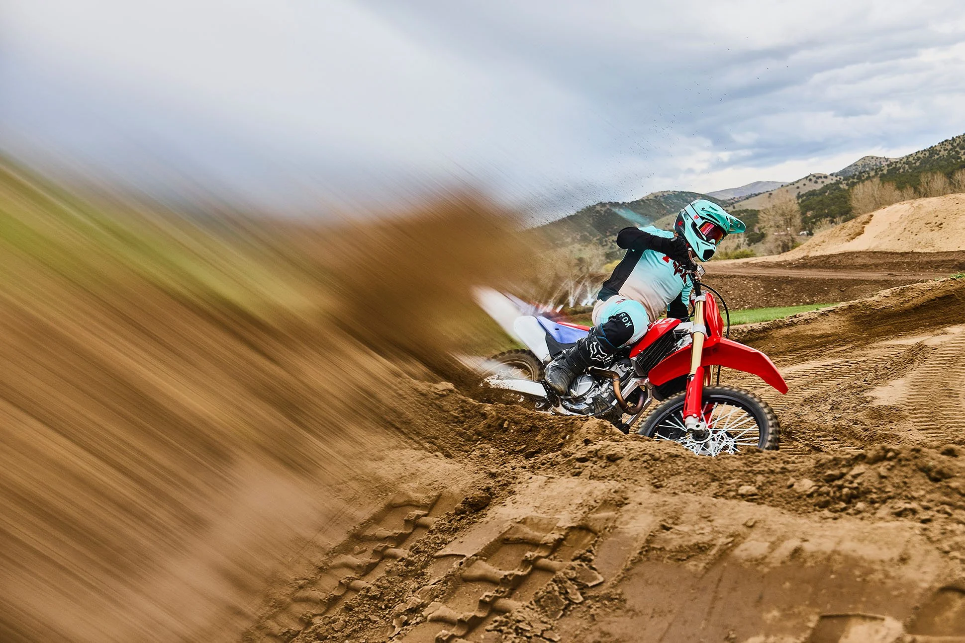 CRF250R_Action_MY27_34960_rt_medres.jpg