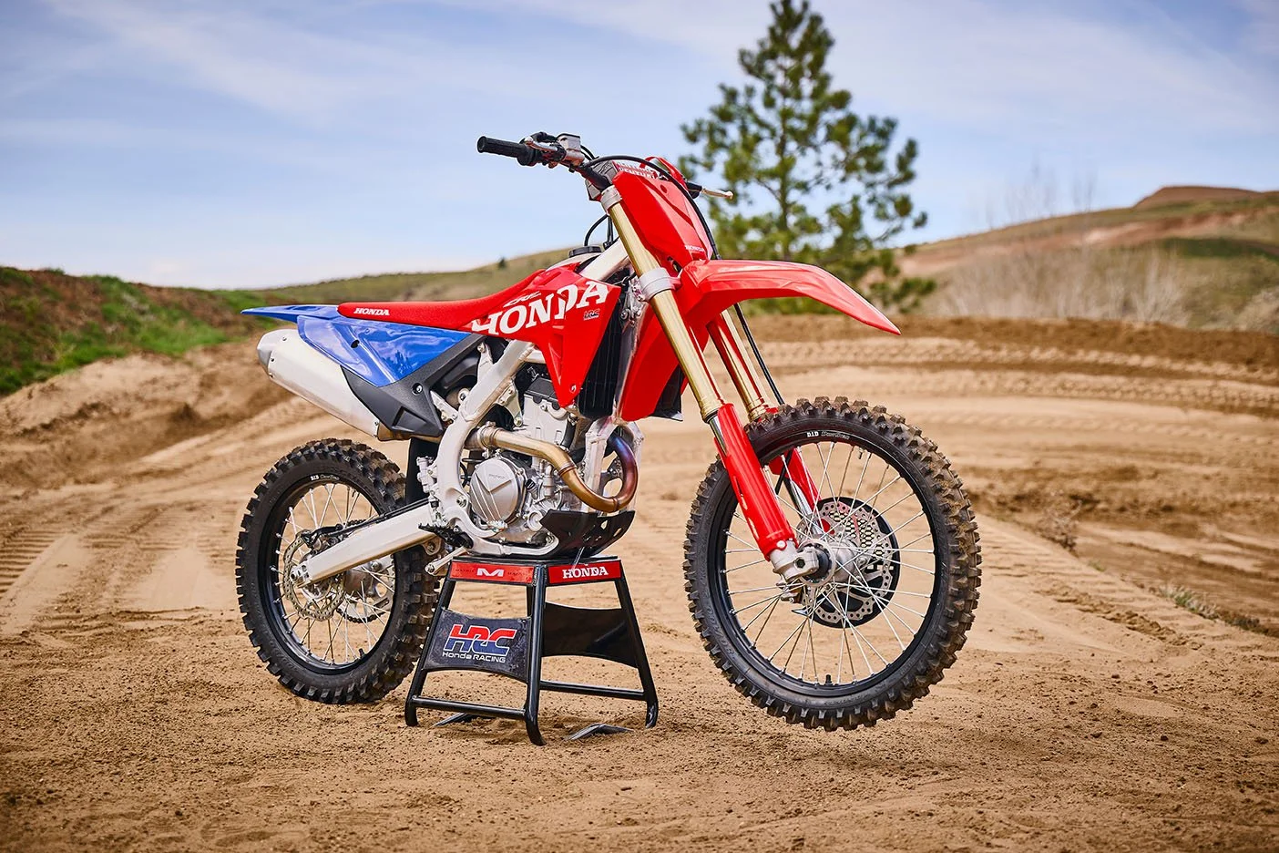 CRF250R_Beauty_MY27_00239_rt_medres.jpg