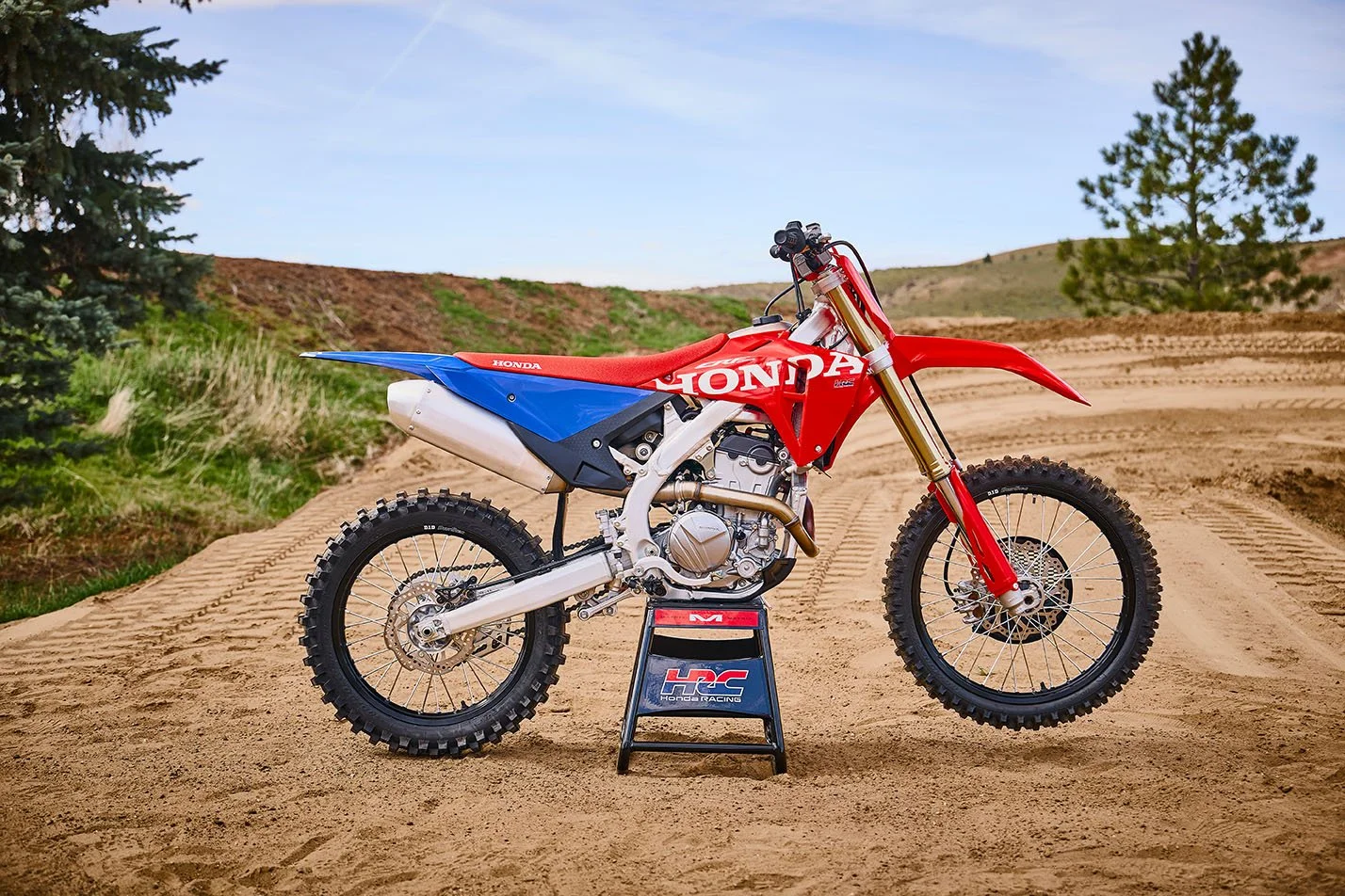 CRF250R_Beauty_MY27_00315_rt_medres.jpg