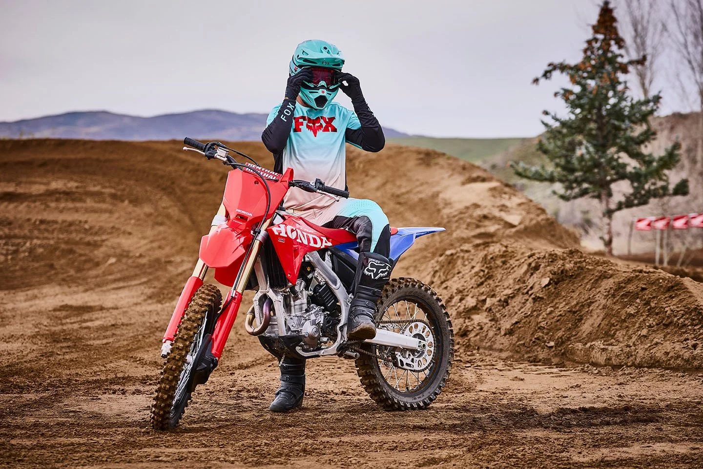 CRF250R_Lifestyle_MY27_19792_rt_medres.jpg