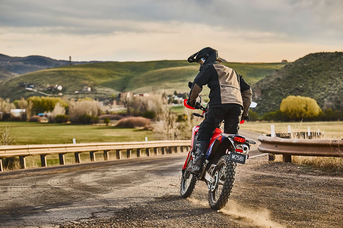 CRF250RL_Action_MY27_13459_rt_medres.jpg