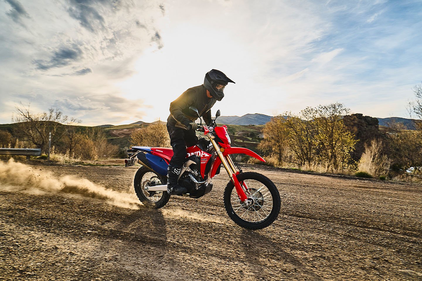 CRF250RL_Action_MY27_13703_rt_medres.jpg