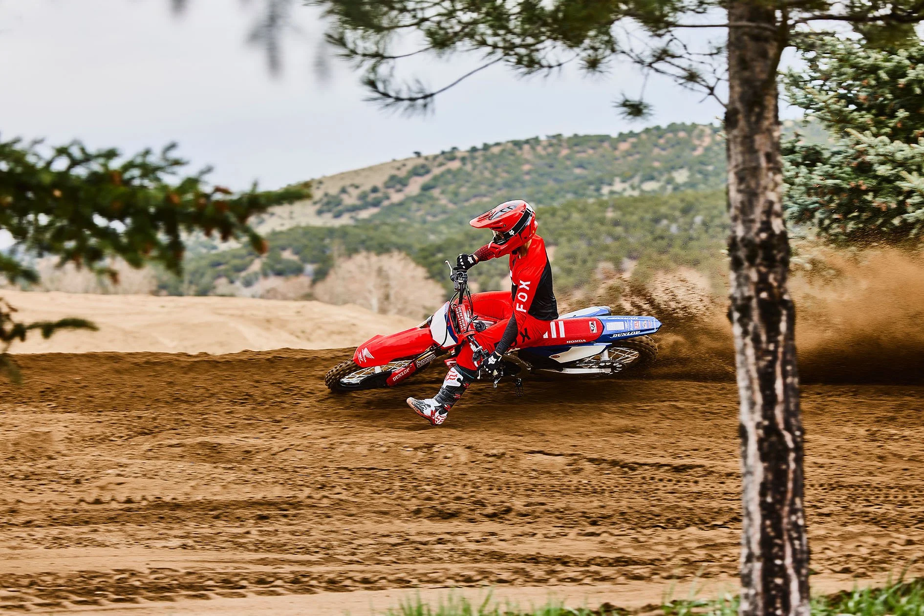 CRF250RWE_Action_MY27_18210_rt_medres.jpg