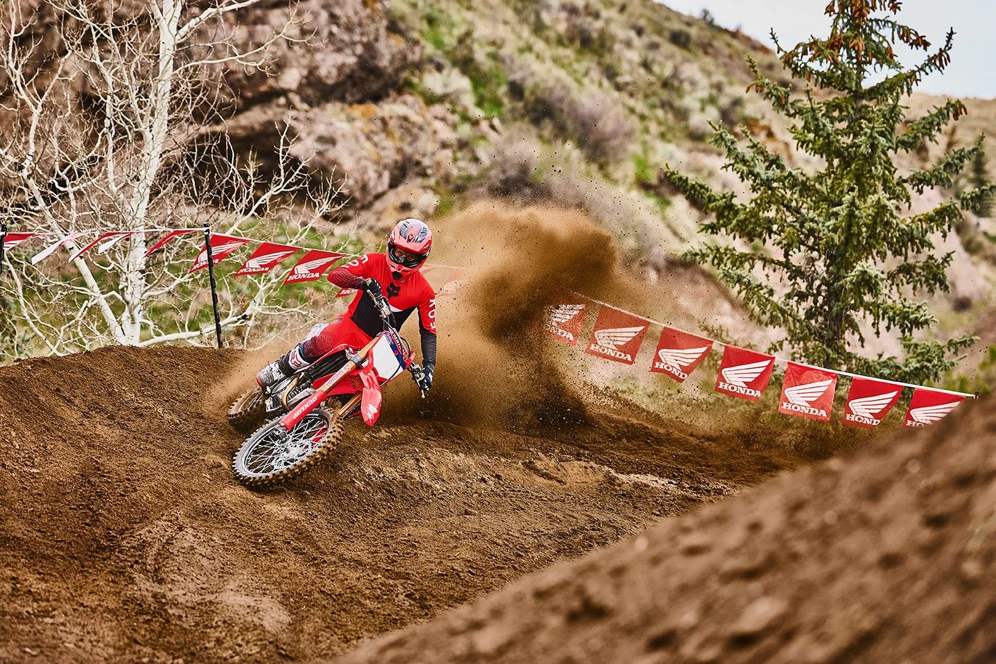 CRF250RWE_Action_MY27_18363_rt_medres.jpg