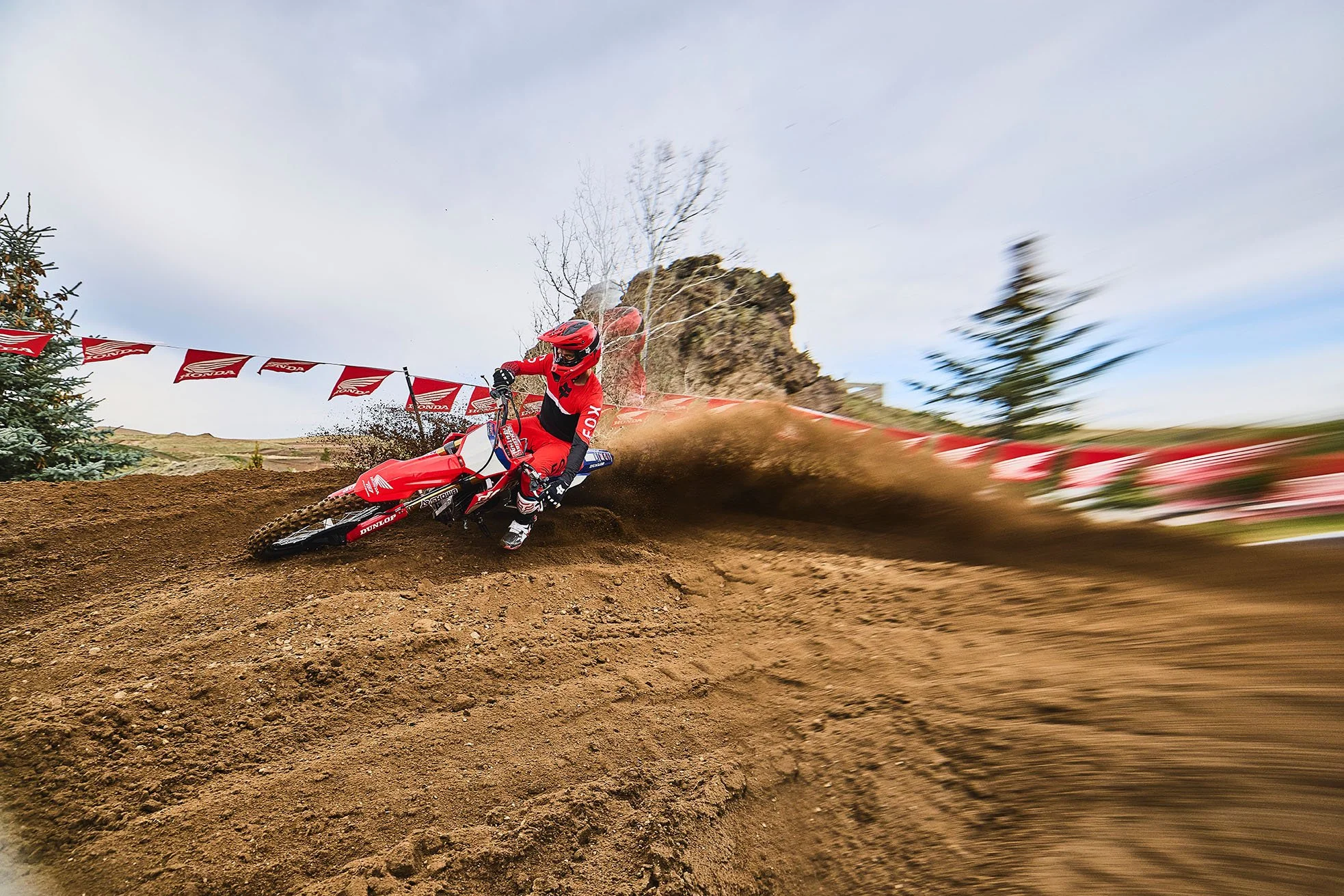 CRF250RWE_Action_MY27_18454_rt_medres.jpg