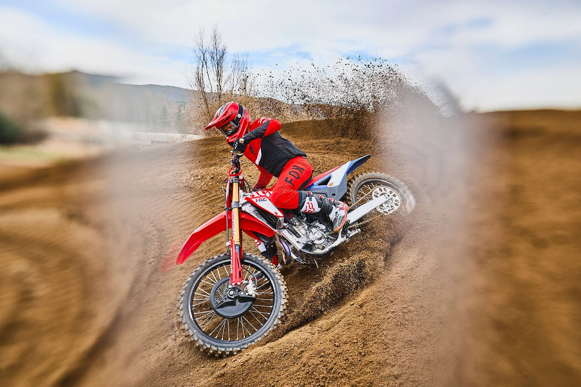 CRF250RWE_Action_MY27_18770_rt_medres.jpg