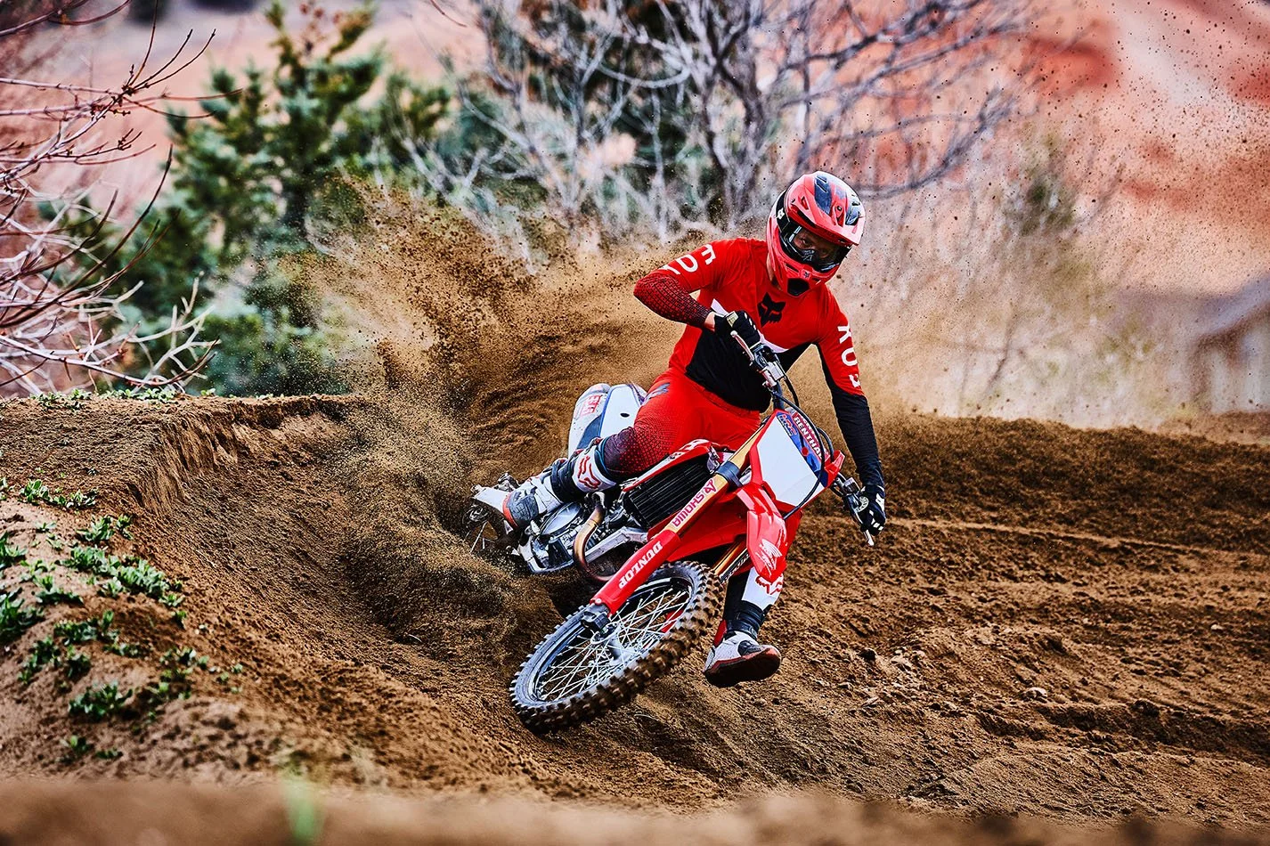 CRF250RWE_Action_MY27_18936_rt_medres.jpg