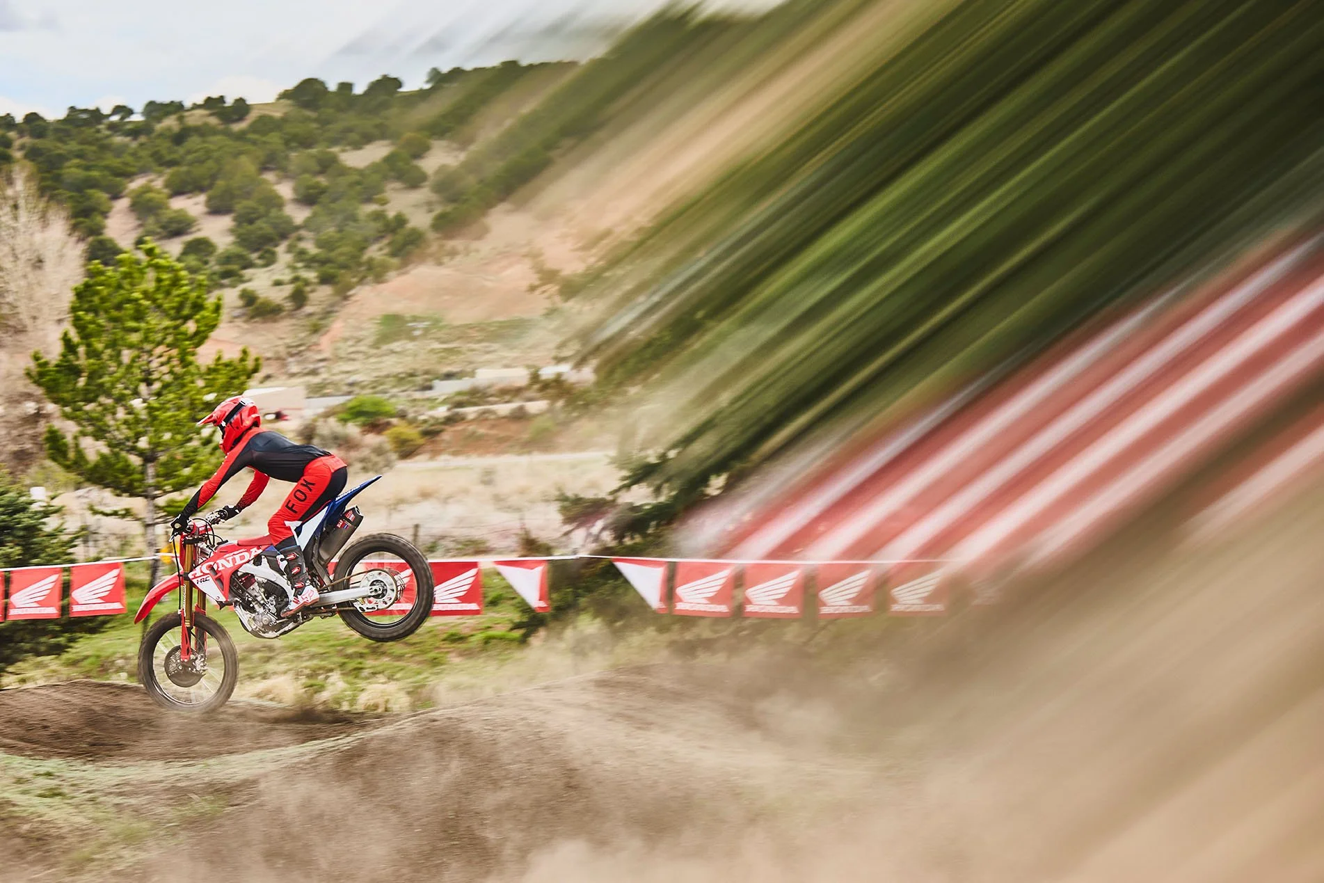 CRF250RWE_Action_MY27_21863_rt_medres.jpg