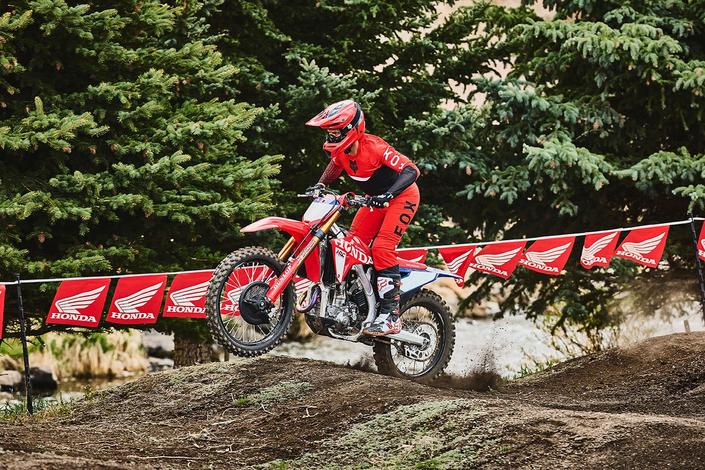 CRF250RWE_Action_MY27_22244_rt_medres.jpg