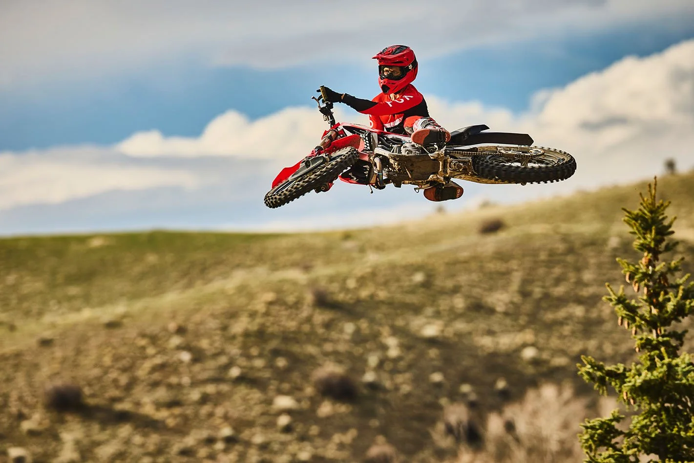 CRF250RWE_Action_MY27_26810_rt_medres.jpg