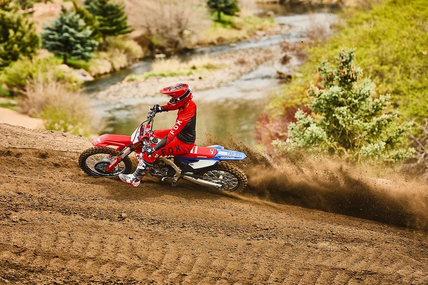 CRF250RWE_Action_MY27_27235_rt_medres.jpg