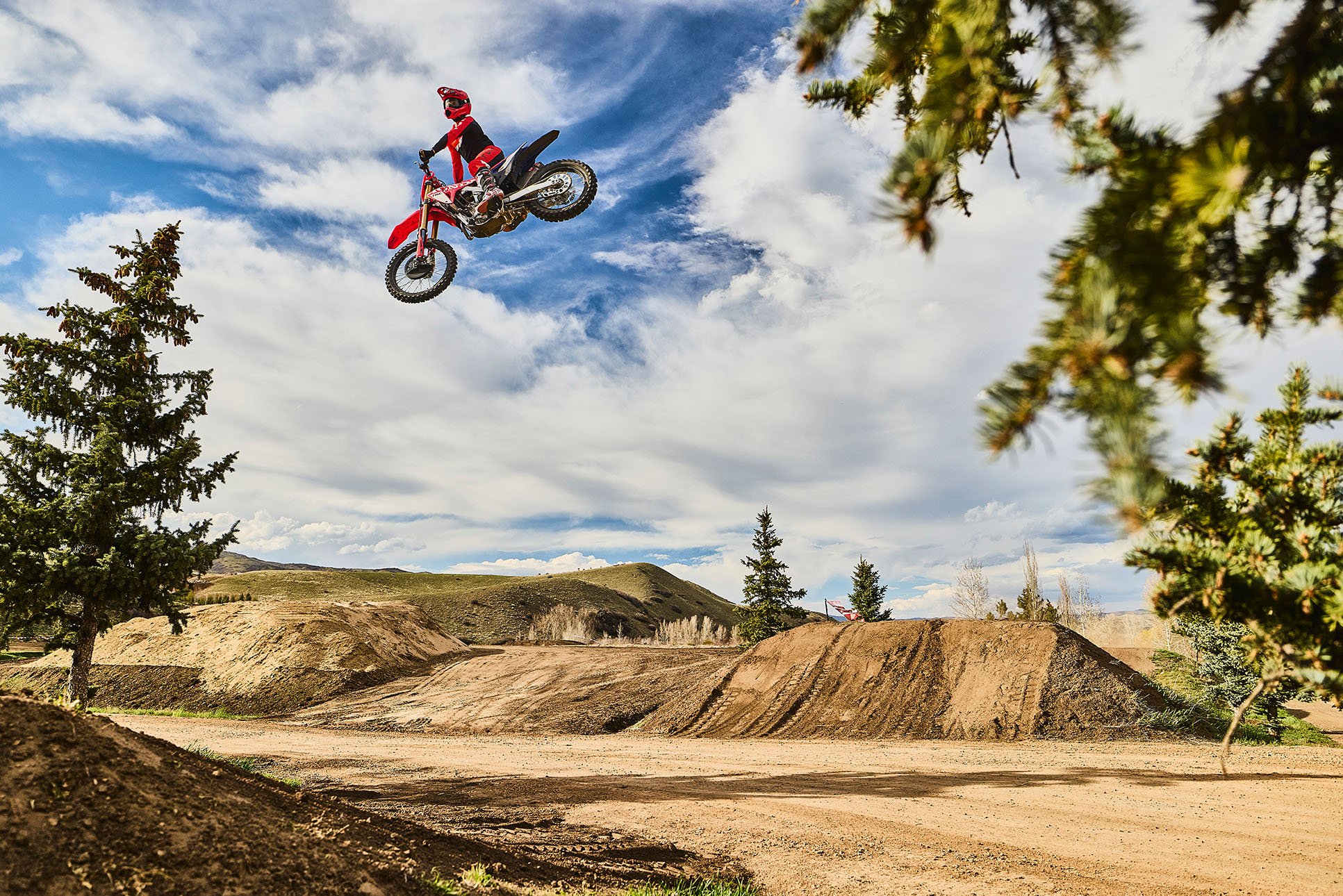 CRF250RWE_Action_MY27_27547_rt_medres.jpg