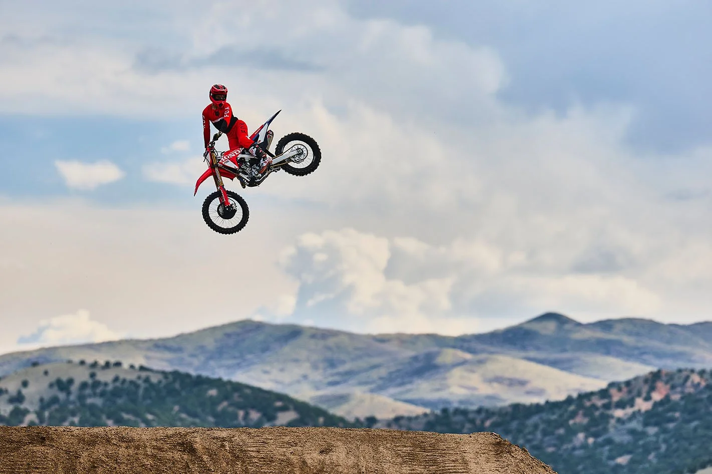 CRF250RWE_Action_MY27_31857_rt_medres.jpg