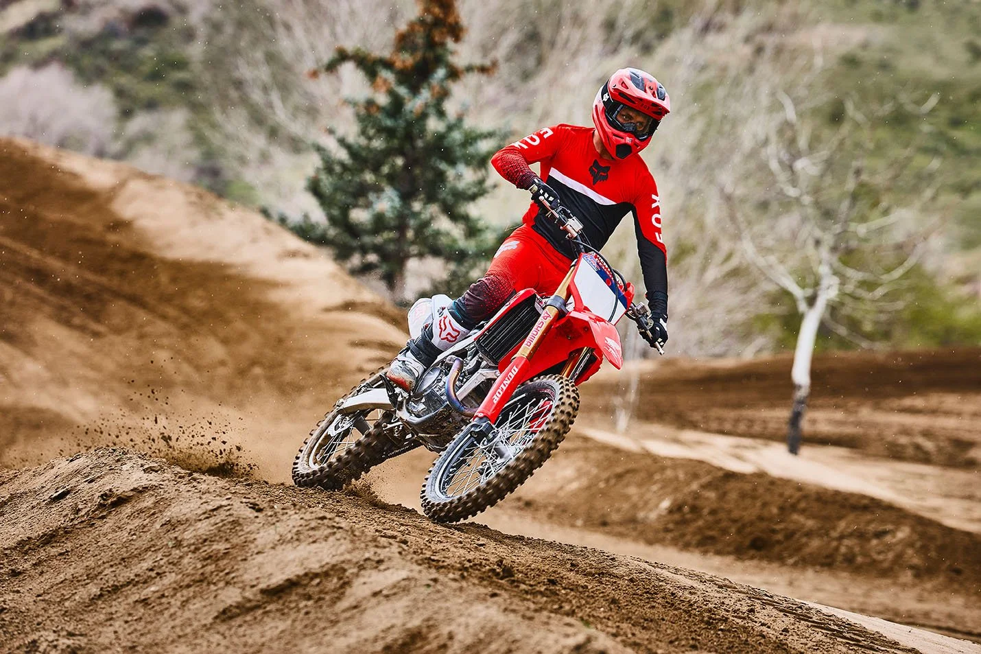 CRF250RWE_Action_MY27_35385_rt_medres.jpg