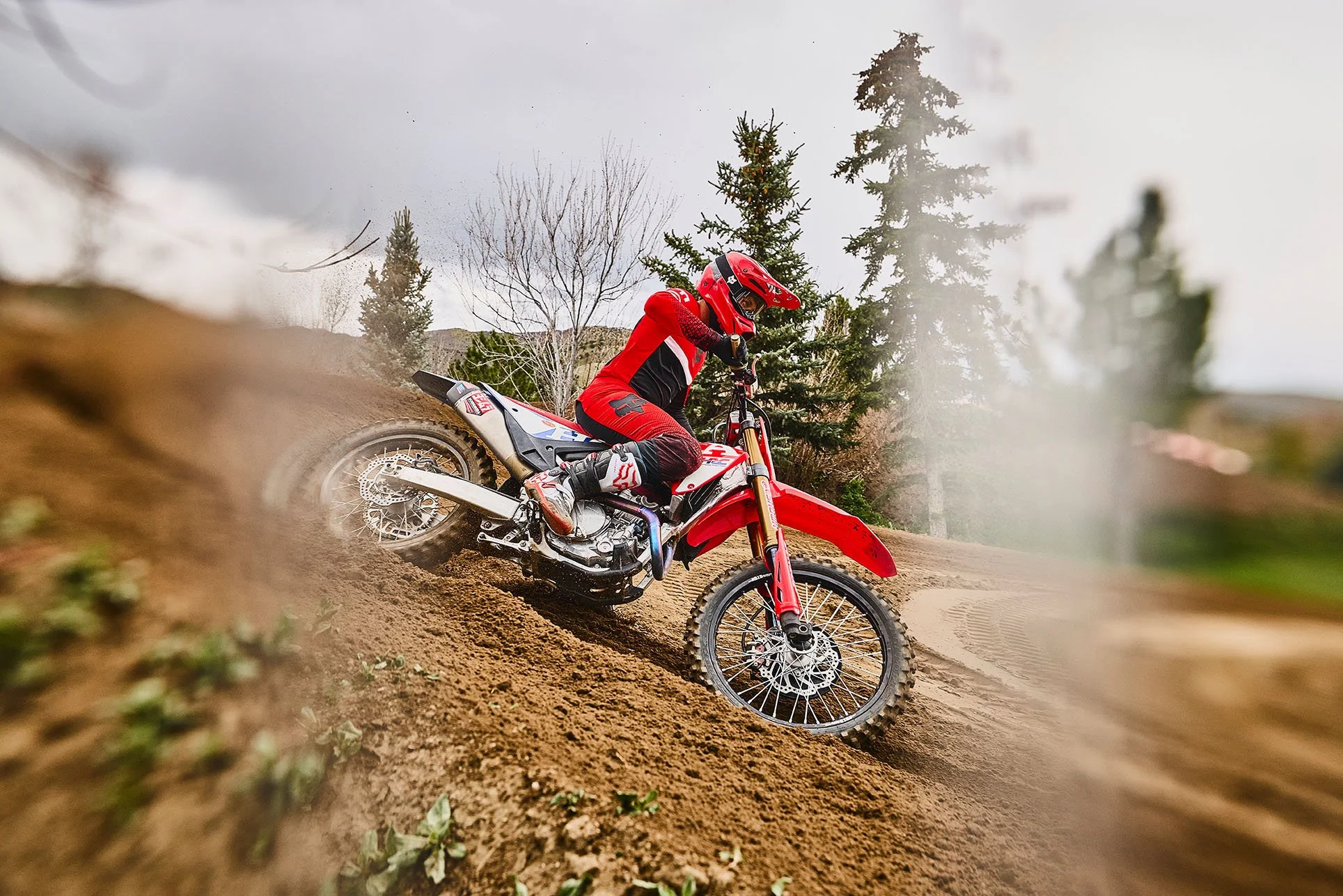 CRF250RWE_Action_MY27_35437_rt_medres.jpg