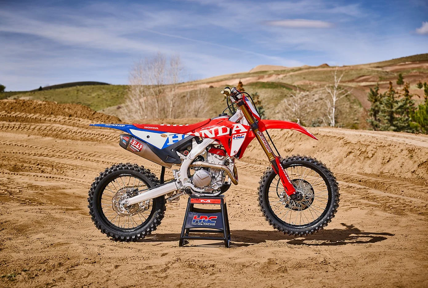 CRF250RWE_Beauty_MY27_00835_rt_medres.jpg