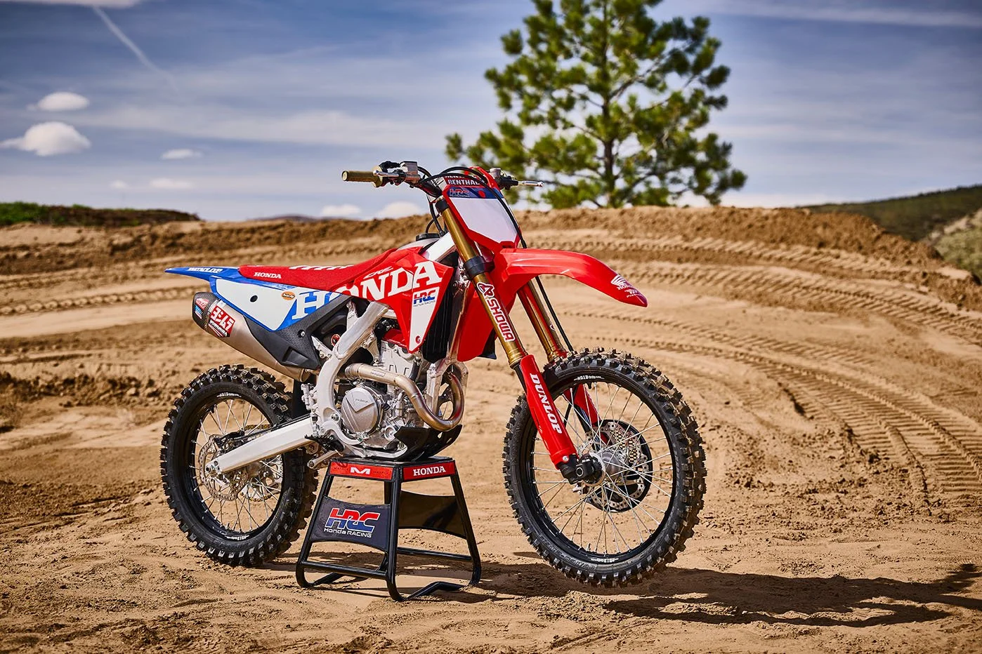 CRF250RWE_Beauty_MY27_00936_rt_medres.jpg