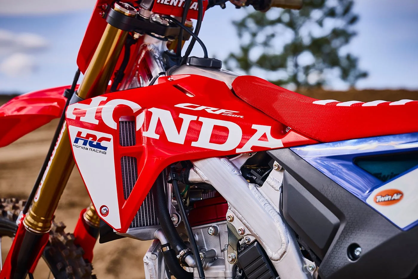CRF250RWE_Detail_MY27_01218_rt_medres.jpg