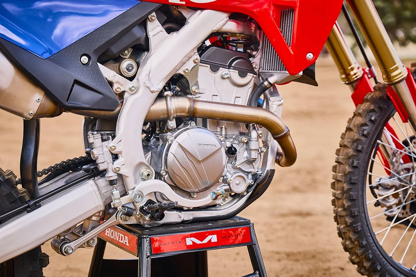CRF250RWE_Detail_MY27_01725_rt_medres.jpg