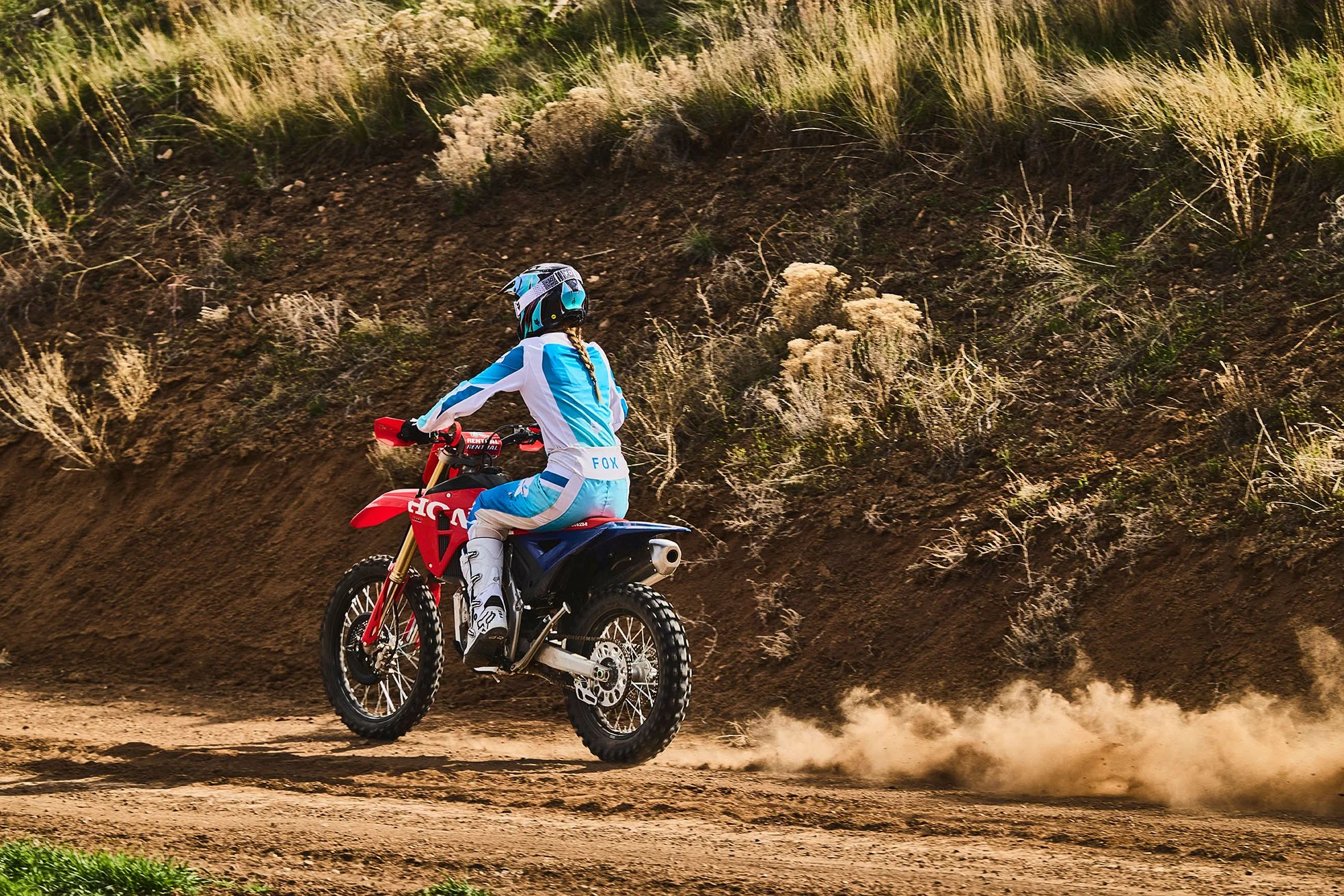 CRF250RX_Action_MY27_11199_rt_medres.jpg
