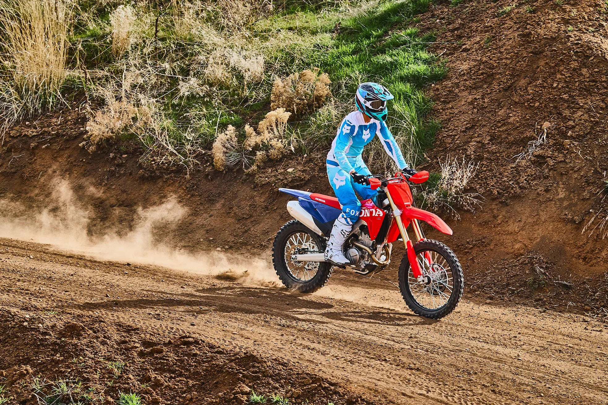 CRF250RX_Action_MY27_11403_rt_medres.jpg
